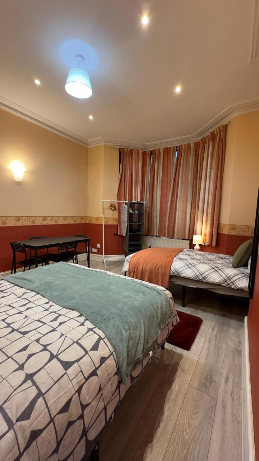 25 Minutes To Central London Rooms 35 Bagian luar foto