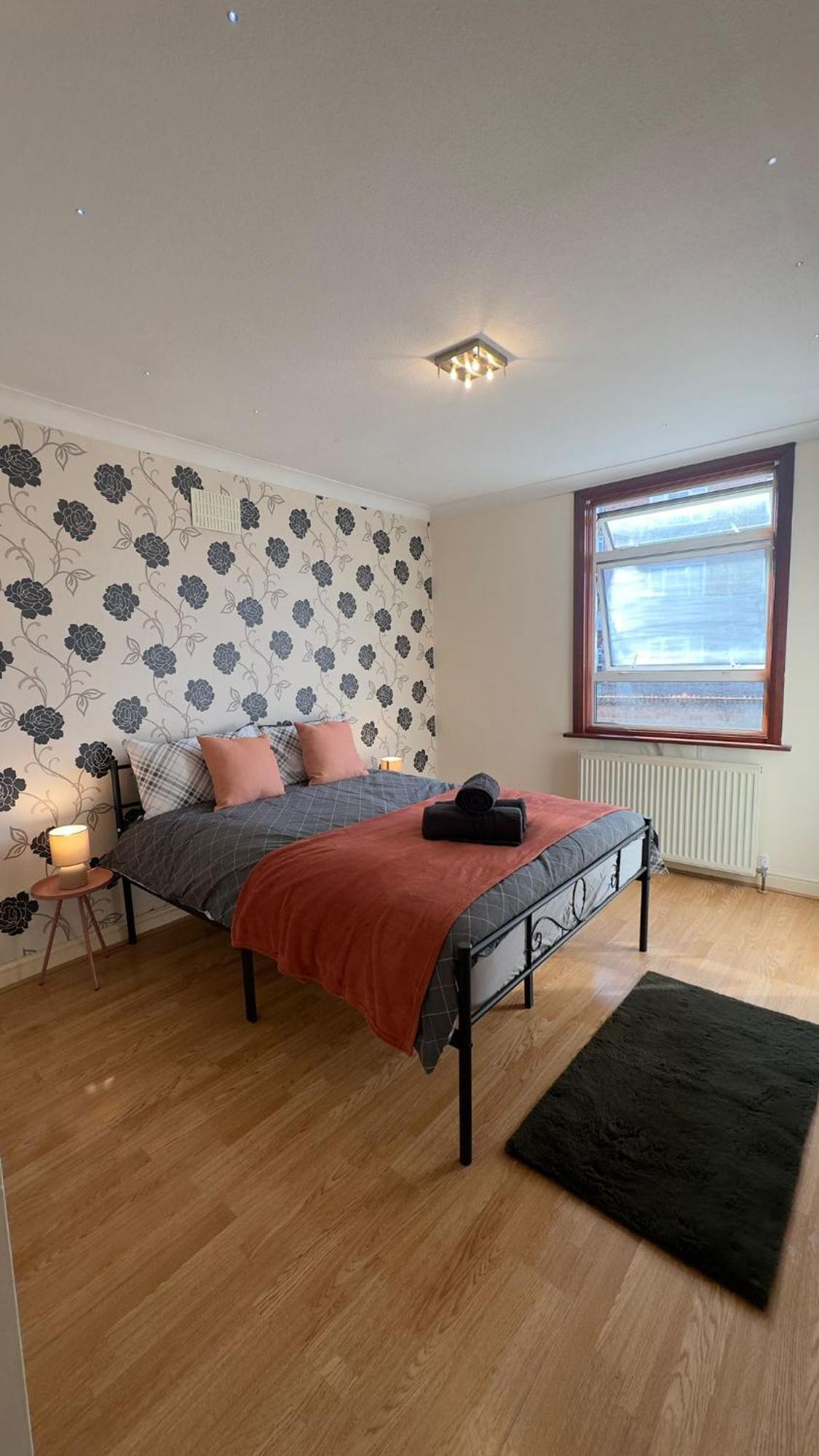 25 Minutes To Central London Rooms 35 Bagian luar foto